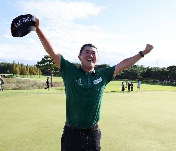 2025년 한국프로골프(KPGA) 투어 골프존 오픈 우승을 차지한 박성국 프로가 우승을 확정한 뒤 감격스러워 하는 모습이다. 사진제공=KPGA (사진을 무단으로 사용하지 마십시오.)