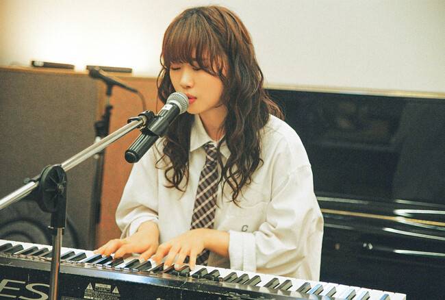 지난 5일 오후 서울 마포구 서교동의 한 합주실에서 싱어송라이터 백아가 건반을 연주하며 노래를 부르고 있다. 지원영(데이문) 제공