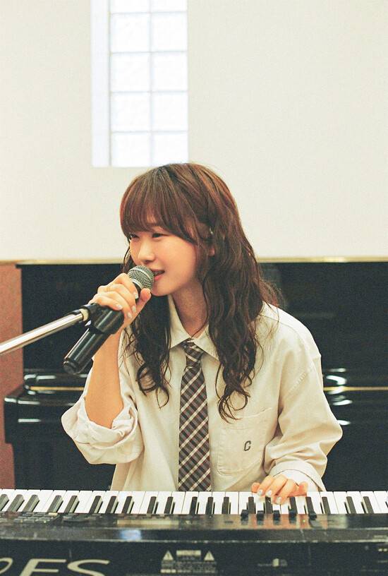 지난 5일 오후 서울 마포구 서교동의 한 합주실에서 싱어송라이터 백아가 건반을 연주하며 노래를 부르고 있다. 지원영(데이문) 제공