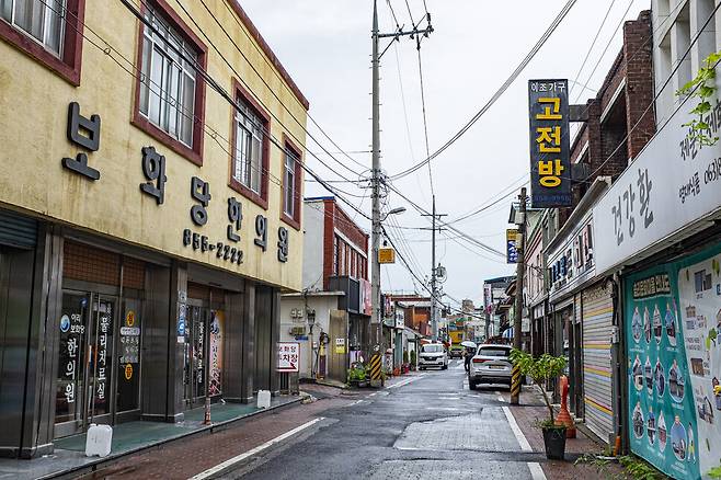 ‘보화당한의원’ 앞 골목은 추억을 부르는 옛 풍경을 고스란히 담고 있다. 최갑수 제공