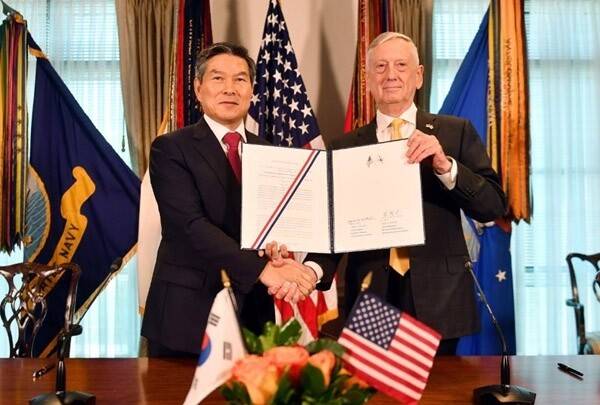 정경두 대한민국 국방부장관과 제임스 매티스 미국 국방장관이 2019년 10월 31일 미국 워싱턴D.C에서 개최된 제50차 한미안보협의회의(SCM) 이후 공동기자회견에 앞서 ‘전시작전통제권 전환 이후 연합방위지침’에 서명 이후 기념촬영을 하고 있다. 국방부 제공