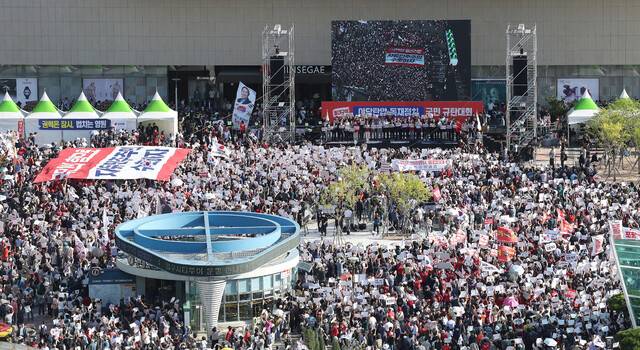 21일 대구 동구 동대구역 광장에서 국민의힘 ‘야당탄압·독재정치 국민 규탄대회’가 열리고 있다. 연합뉴스