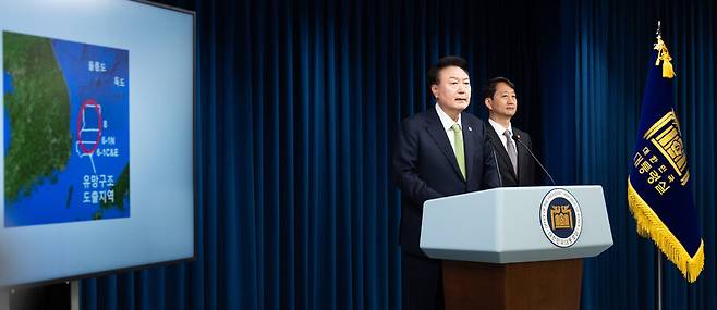 윤석열 대통령이 지난해 6월3일 오전 서울 용산 대통령실 청사 브리핑실에서 포항 영일만 앞바다에 막대한 석유와 가스 매장 가능성이 있다는 브리핑을 하고 있다. 대통령실사진기자단