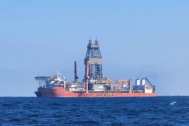 지난해 12월24일 경북 포항시 앞바다에 있는 대왕고래 유망구조에서 웨스트카펠라호가 탐사 시추 작업을 하고 있다. 연합뉴스