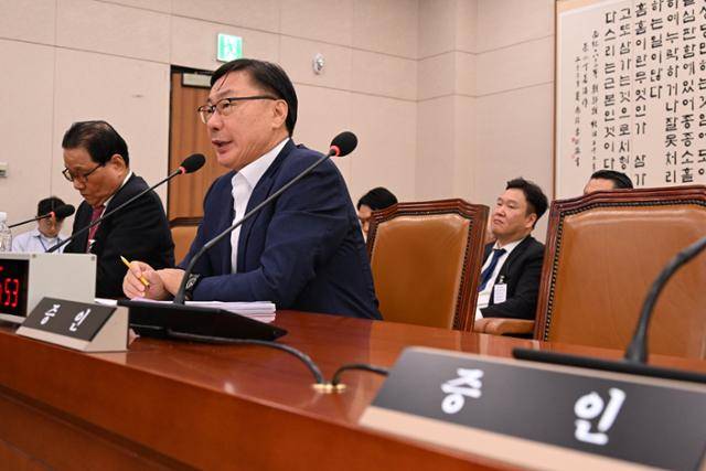 이화영 전 경기도 평화부지사가 지난해 10월 국회 법사위에서 박상용 검사가 불출석한 가운데 열린 '검사 박상용 탄핵소추사건 조사' 청문회에 출석해 의원 질의에 답변하고 있다. 고영권 기자