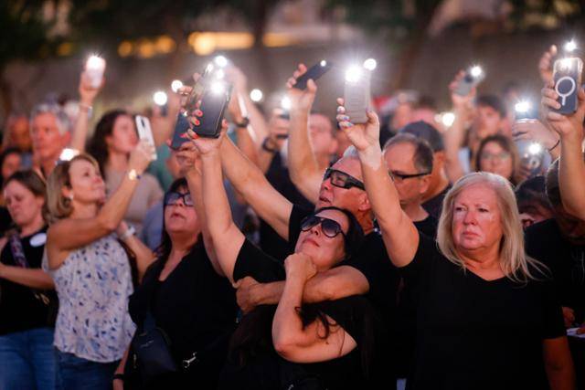 찰리 커크를 추모하는 시민들이 20일 애리조나주 피닉스의 터닝포인트 USA 앞에 모여 휴대폰 플래시를 켜 손에 들고 있다. 피닉스=EPA 연합뉴스