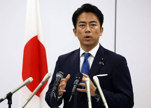 고이즈미 신지로 일본 농림수산장관이 지난 20일 도쿄 도내에서 기자회견을 열고 집권 자민당 총재 선거에 출마하겠다고 밝히고 있다. 도쿄=AFP 연합뉴스