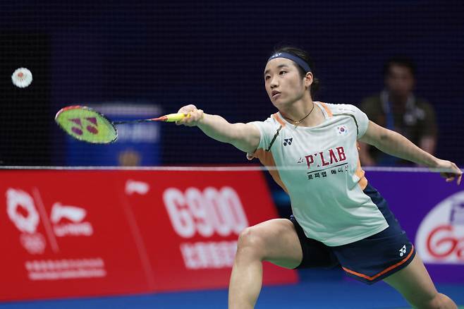<yonhap photo-5263=""> South Korea?s An Se-young hits a return to China?s Han Yue during their women's singles final at the China Masters badminton tournament in Shenzhen in China's southern Guangdong province on September 21, 2025. (Photo by AFP) / China OUT/2025-09-21 16:22:18/ <저작권자 ⓒ 1980-2025 ㈜연합뉴스. 무단 전재 재배포 금지, AI 학습 및 활용 금지></yonhap>
