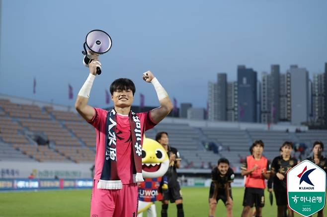 수원FC 골키퍼 황재윤이 21일 강원전 승리 뒤 팬들 앞에서 세리머니를 펼치고 있다. 사진=프로축구연맹