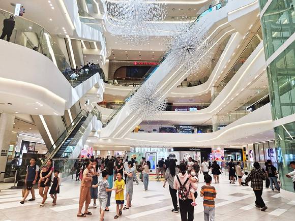 롯데쇼핑은 동남아 사업 확장에 고삐를 당기고 있다. 사진은 '롯데몰 웨스트레이크 하노이' 내부 모습. [사진=롯데쇼핑]