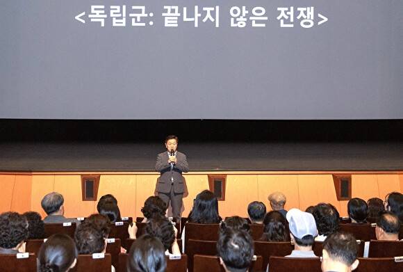 박승원 시장이 지난 18일 광명시민회관에서 ‘독립군: 끝나지 않은 전쟁’ 상영 전 인사말을 하고 있다. [사진=광명시]