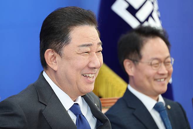 더불어민주당 김병기 원내대표가 21일 서울 여의도 국회에서 취임 100일 기자간담회를 하기 앞서 환하게 웃고 있다. 2025.9.21 [사진=연합뉴스]