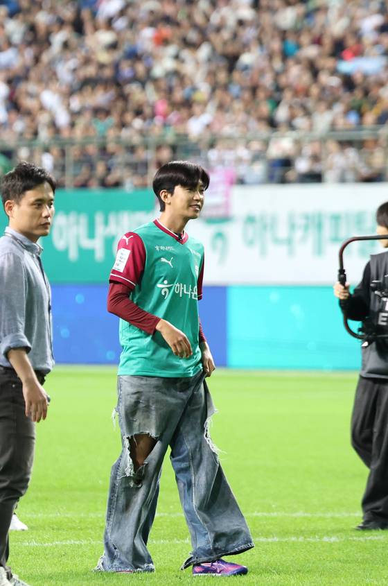 시축자로 나설 때 축구화를 신은 임영웅. 뉴스1