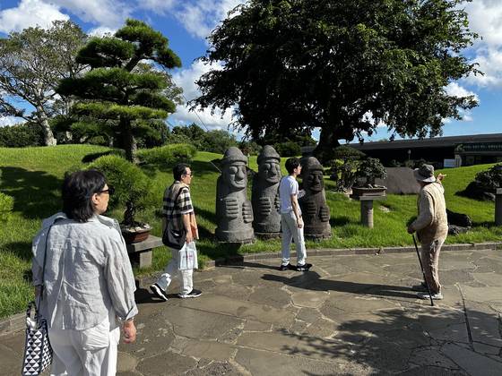 제주 생각하는 정원을 찾은 관광객들이 성범영 원장의 안내를 받고 있다. 최충일 기자