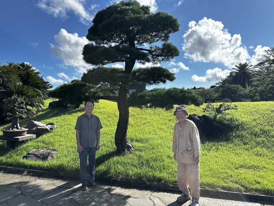 성범영 생각하는 정원 원장(오른쪽)과 아들인 성주엽 대표이사가 지난 8월 25일 정원의 소나무 앞에서 미소를 짓고 있다. 최충일 기자