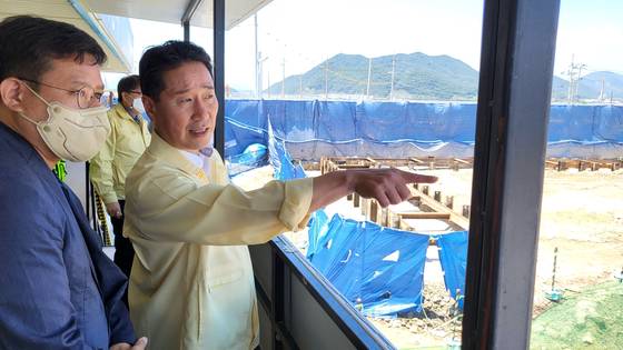 김형찬 강서구청장이 에코델타시티 공사 현장을 찾은 모습. 사진 부산 강서구청