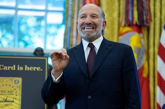 하워드 러트닉 미국 상무장관이 19일(현지시간) 미국 워싱턴DC 백악관 오벌오피스에서 도널드 트럼프 미국 대통령이 행정명령에 서명하는 가운데 발언을 하고 있다. EPA=연합뉴스