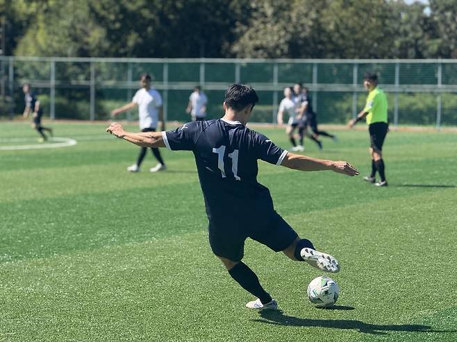 김자현 동아일보 기자가 슛하고 있다. /한국기자협회