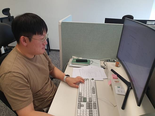 김태현 대리가 글로벌 전략을 수립하고 있다. 윤현주 기자