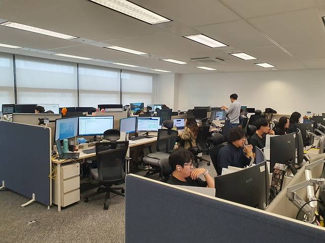 디지털뱅킹 개발본부 직원들이 업무에 매진하고 있다. 윤현주 기자