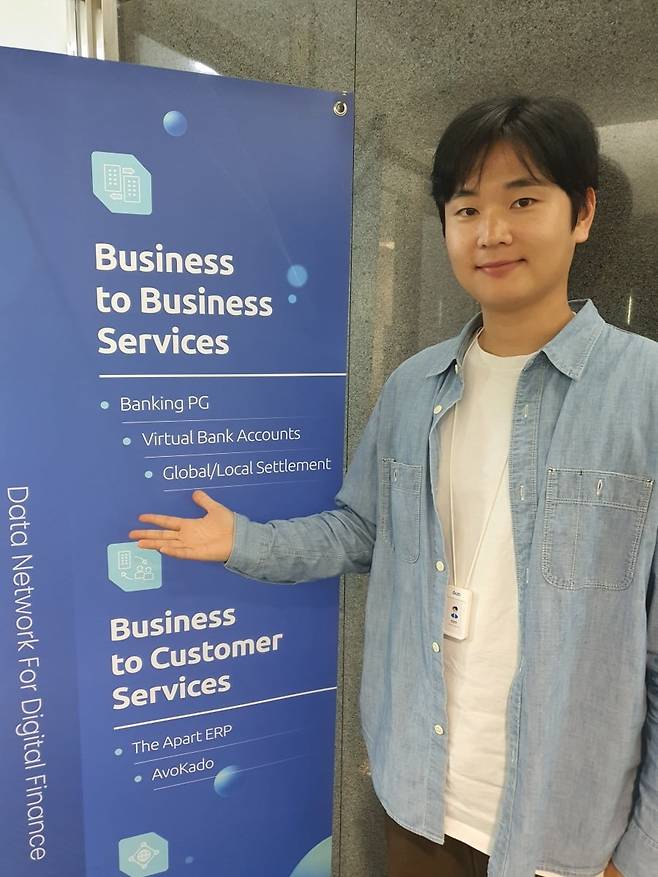 권경한 대리가 회사 서비스 내용 등을 설명하고 있다. 윤현주 기자