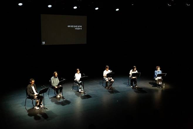 '김혜순, 시하다-신작 시집 낭독회'의 참여 시인들. (오른쪽부터) 김혜순, 유선혜, 안태운, 신해욱, 황유원, 김상혁 시인. 한국문화예술위원회 제공