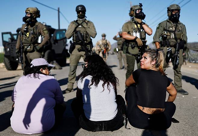 지난 7월10일 미국 캘리포니아 캐머릴로에서 이민세관단속국 요원들이 도널드 트럼프 행정부의 이민 단속에 항의해 시위하는 사람들을 막아서고 있다. AFP연합뉴스