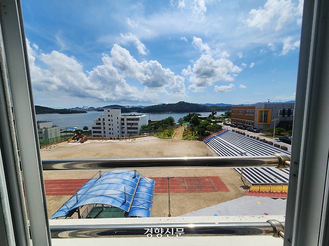 서산초 교실 창밖 풍경. 푸른 바다와 하늘이 시원하게 펼쳐져 있다. 고귀한 기자