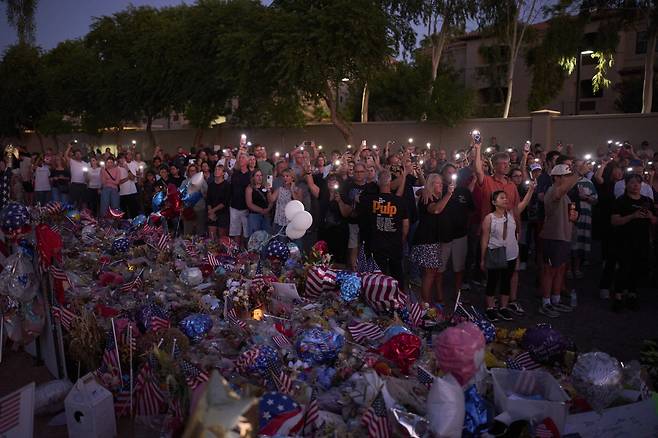 “커크의 사명 이어가겠다” 20일(현지시간) 미국 애리조나주 피닉스에 있는 터닝포인트USA 본사 앞에서 시민들이 피살된 보수 청년 활동가 찰리 커크를 애도하고 있다.    AP연합뉴스