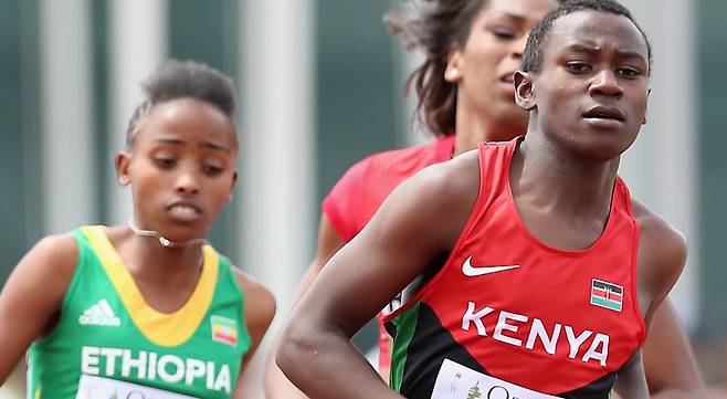 세계육상연맹의 유전자 검사와  새로운 성별 규정 때문에 우간다·케냐 등 아프리카 출신 여성 선수들이 경기장 밖으로 밀려나고 있다고 CNN이 보도했다. 케냐의 막시밀라 이말리(오른쪽)도 혈액검사 후 고(高) 테스토스테론 수치가 나왔다는 이유로 출전 금지 통보를 받았다. olympics.com 영상 갈무리