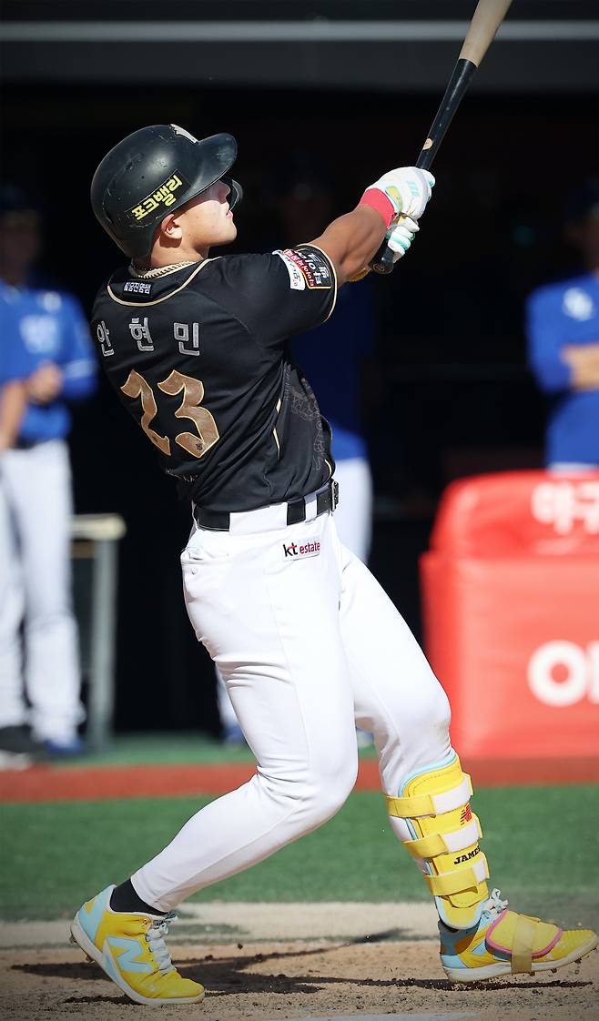 KT 안현민이 21일 수원 KT위즈파크에서 열린 삼성과 경기에서 5회말 투런홈런을 날린 뒤 타구를 바라보고 있다. KT위즈 제공