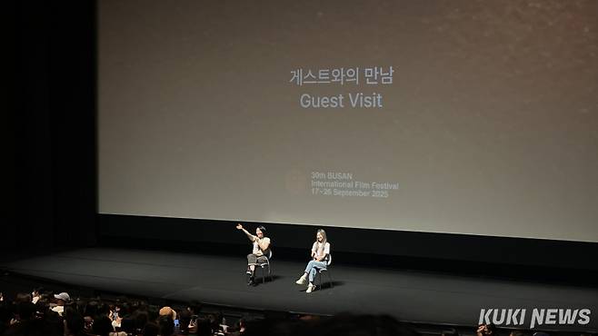 메기 강 감독(오른쪽)이 20일 부산 우동 동서대학교 소향씨어터 신한카드홀에서 국내 최초로 열린 넷플릭스 애니메이션 영화 ‘케이팝 데몬 헌터스’ 싱어롱 상영회 GV에 참석하고 있다. 심언경 기자