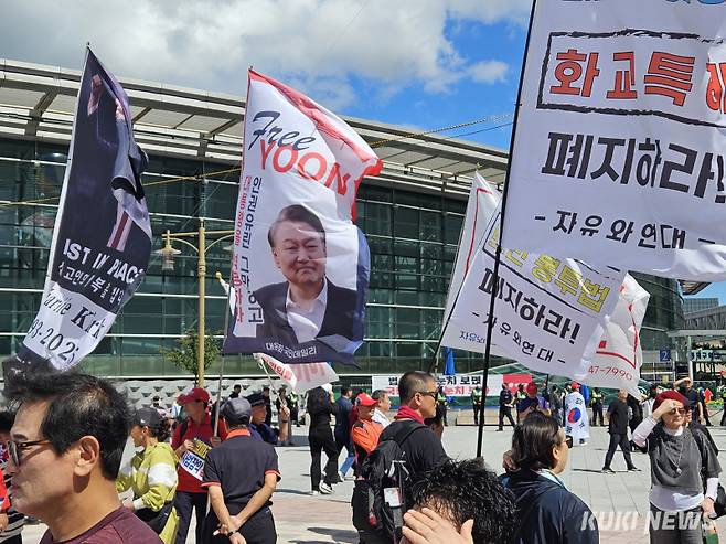 21일 동대구역 광장에서 열린 ‘야당탄압 독재정치 국민 규탄대회’에서 윤석열 전 대통령을 석방하라는 글이 담긴 깃발이 휘날리고 있다. 임현범 기자