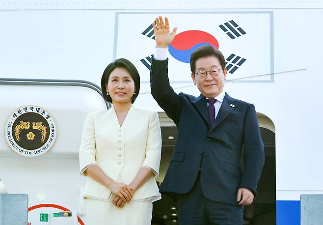 해외 순방을 위해 공군 1호기에 오르는 이재명 대통령과 김혜경 여사. 연합뉴스&nbsp;