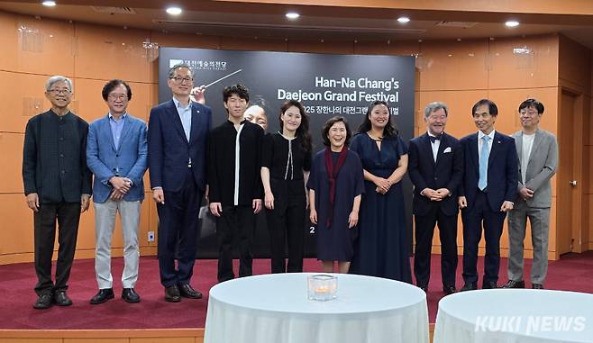 21일 유득원 대전시 행정부시장, 김덕규 예술의전당 관장, 대전그랜드페스티벌 장한나 예술감독, 바이올리니스트 박수예, 피아니스트 김세현 등 공연 관련 주요 인사와 특히 이광형 한국과학기술원(KAIST) 총장과 후원 회장이 리셉션에 참석해 이를 기념하고 있다. 사진=명정삼 기자