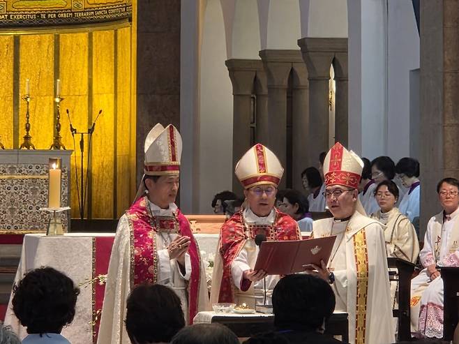 박동신 의장주교(가운데)와 김호욱 대전교구장(왼쪽), 김장환 서울교구장(오른쪽)이 20일 서울주교좌성당에서 열린 대한성공회 어머니연합회 100주년 기념 감사성찬례에서 공동으로 기도하고 있다.