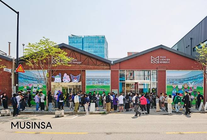 서울 성수동의 오프라인 편집숍 ‘무신사 스토어 성수@대림창고’. 중국인 관광객을 포함해 외국인들의 필수 관광 코스로 꼽히는 곳이다. 무신사 제공