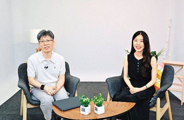 최진석 경남 참사랑연합의원장과 딸 보인씨가 최근 서울 여의도 국민일보 스튜디오에서 인터뷰하며 미소짓고 있다. 장진현 포토그래퍼