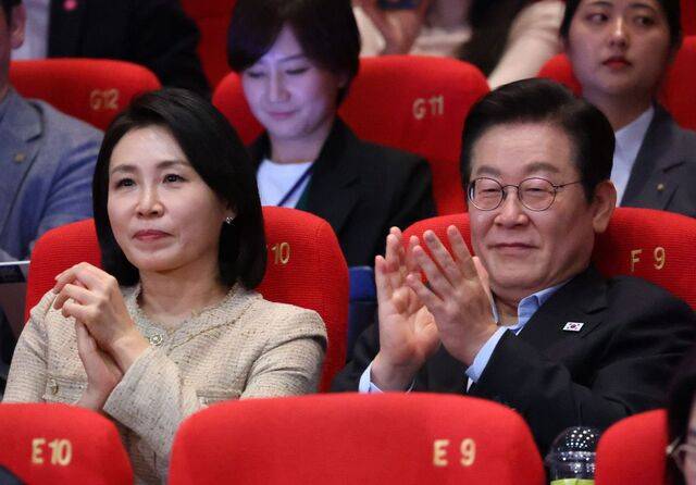 이재명 대통령과 김혜경 여사가 지난 20일 부산 해운대 영화의 전당에서 제30회 부산국제영화제(BIFF) 공식 상영작 ‘극장의 시간들’을 관람하고 있다. 연합뉴스