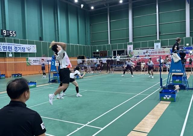 21일 제36회 경기도생활체육대축전의 배드민턴 사전 경기가 열리고 있다. 경기도체육회 제공