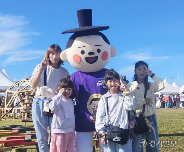 21일 오전 박경미씨와 자녀들이 마스코트 ‘홍이’와 기념촬영을 하고 있다. 윤동현기자