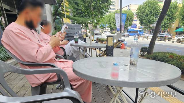 21일 오전 11시께 인천 미추홀구 한 한방병원 건물 앞에서 사람들이 흡연하는 모습. 박기웅기자