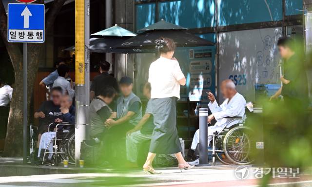 21일 오후 1시께 인천 남동구 한 요양병원 건물 앞에서 사람들이 흡연하고 있다. 조병석기자