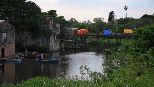 다큐멘터리 영화 ‘나나와의 왕자’ 스틸. 영화의 중요한 배경이자 아르헨티나와 파라과이의 경계를 잇는 다리가 담겨있다. DMZ국제다큐멘터리영화제 제공