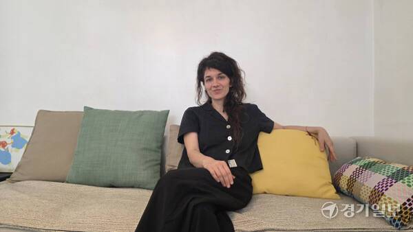 지난 17일 고양의 한 카페에서 만난 다큐멘터리 영화 ‘나나와의 왕자’ 클라리사 나바스 감독. 감독은 9살 소년이 어른이 되어가는 10년을 카메라에 기록했다. 이나경기자