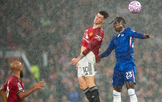 공중볼 경합하는 셰슈코와 찰로바. 사진[EPA=연합뉴스]