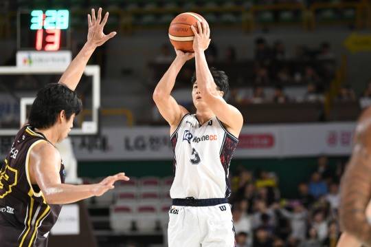 공격하는 허웅. 사진[연합뉴스]