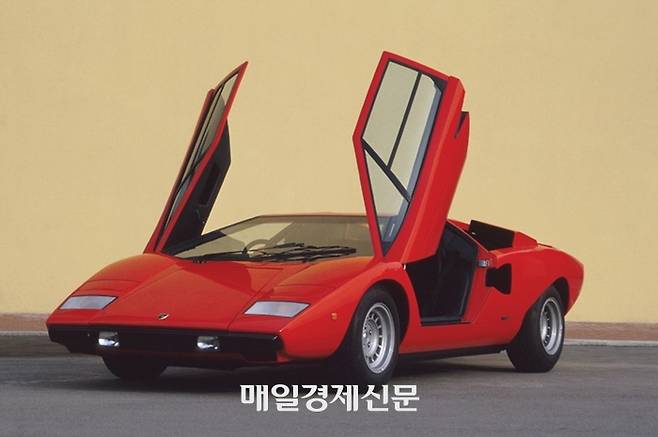 시저 도어를 처음 채택한 람보르기니 쿤타치 [사진출처=매경DB]