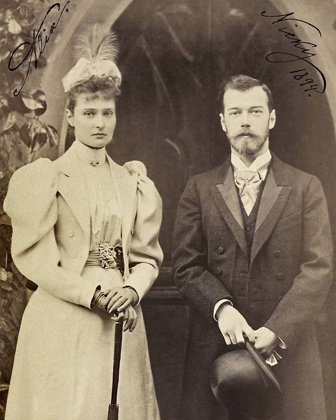 “라스푸틴, 제발 우리 아이를 살려주시오.” 러시아 마지막 차르(황제) 니콜라이 2세(오른쪽)와 황후 알렉산드라.