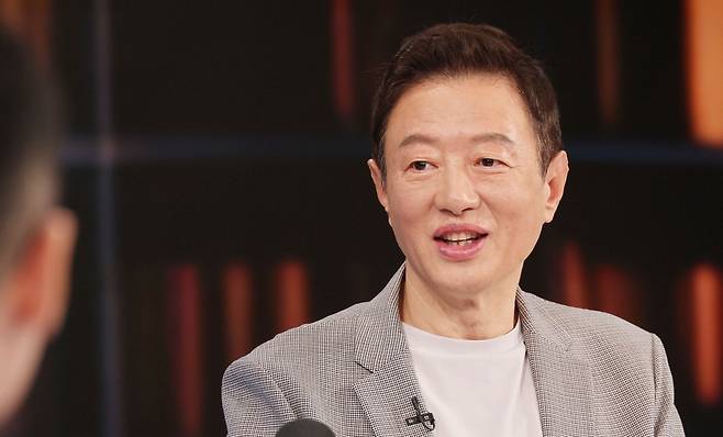 유튜브 채널 '지식전파사'에 출연한 김난도 서울대 소비자학과 교수. 이승환 기자